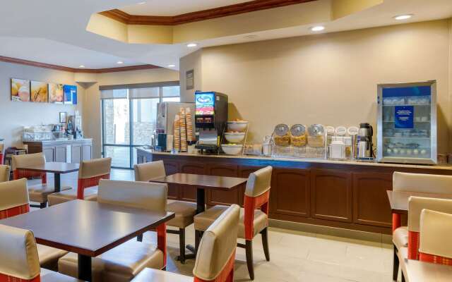 Comfort Suites South Haven near I-96