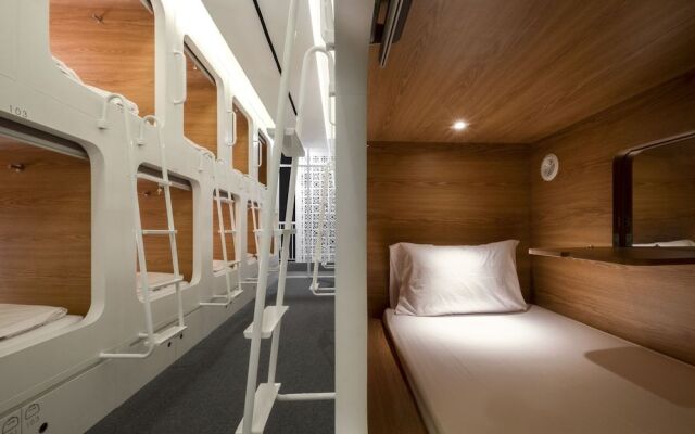 KINI Luxury Capsule - Hostel
