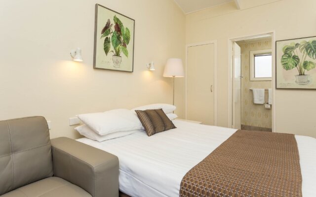 The Club Motel and Apartments