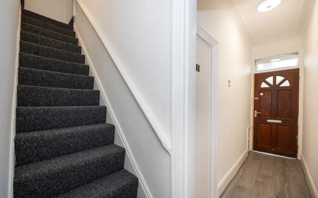 Charming 4-bed Guest House in Salford