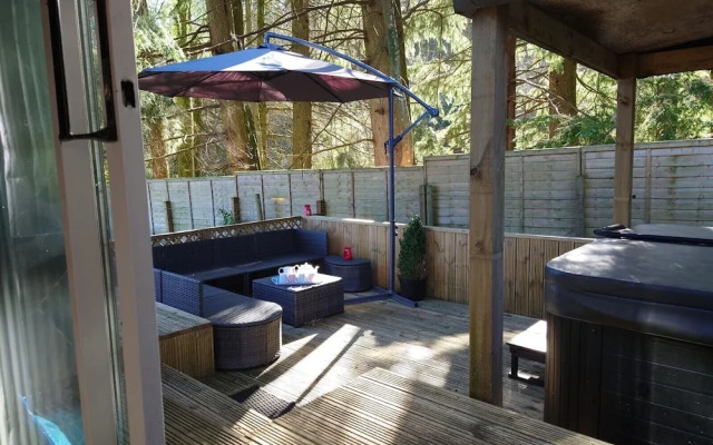 Wildwood Cabin - Sleeps 6, Hot Tub & Parking