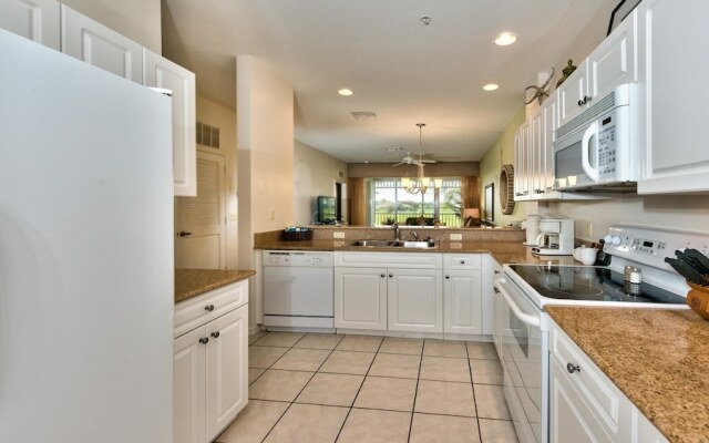 Genoa Vacation Rental: Stylish 2-BR Condo with Golf & Lake Views. Resort-Style Pool, Hot Tub, and Easy Access to Championship Golf. Minutes from Naples Beaches, 5th Avenue S, and Marco Island