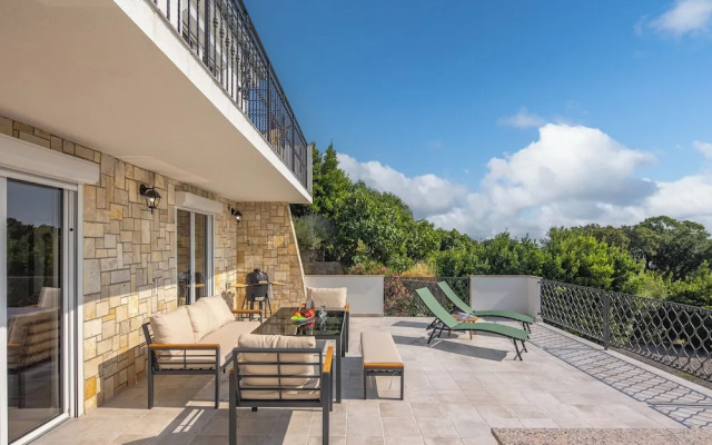 Hidden Pool House With Sea View