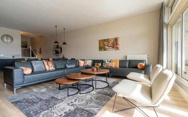 Luxury apartment overlooking the marina for 10 people