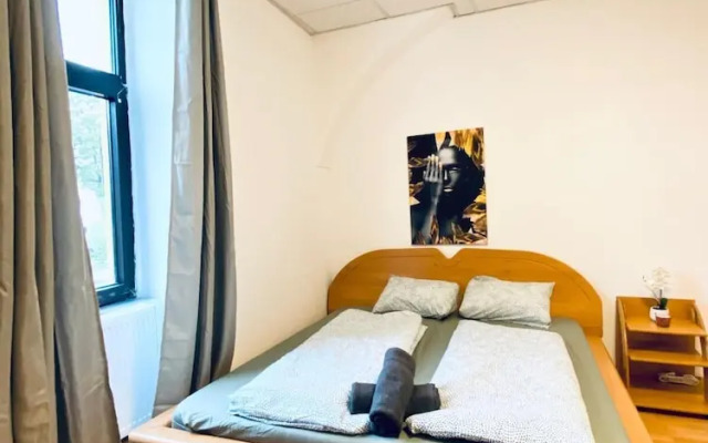 Stylish Shared 3-Bedroom Stay Near City