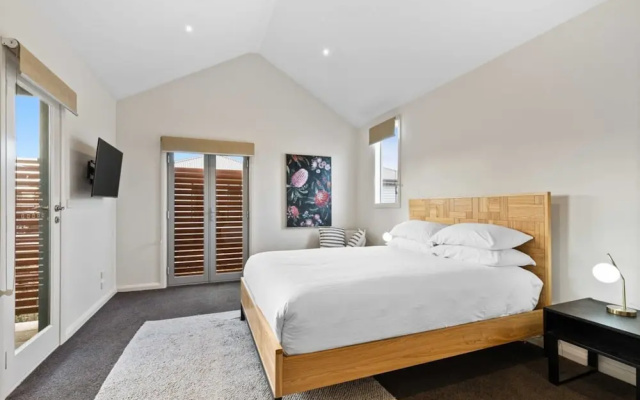 Chic 2-bed Home By Bustling Shops – Guest Rooms – Melbourne