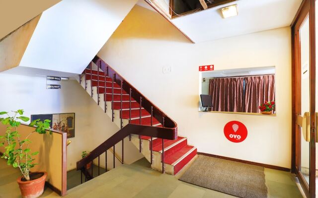 OYO 9677 Hotel Surya