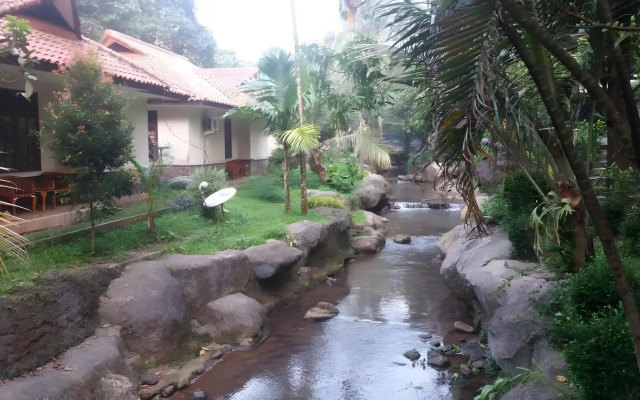 RedDoorz Resort @ Cimahpar Bogor