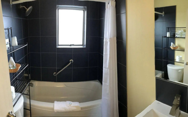 The Port-O-Call Inn & Suites