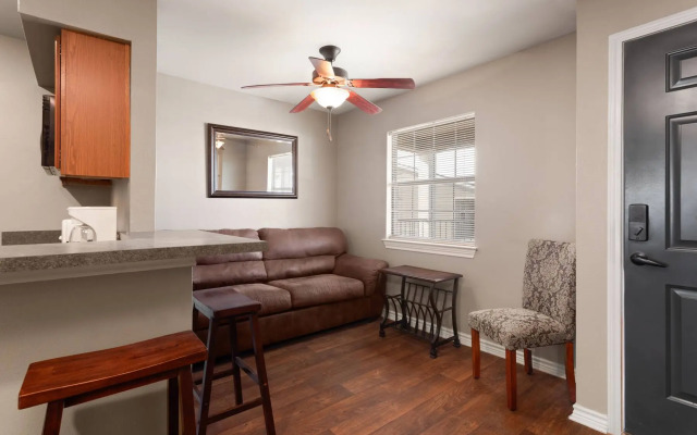 Eagle's Den Suites Cotulla a Travelodge by Wyndham