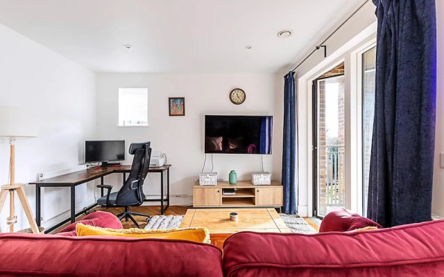 Chic Crystal Palace Flat with Balcony & Workspace