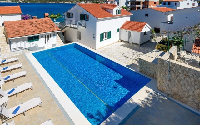 Modri Dragulj - With Pool - A1