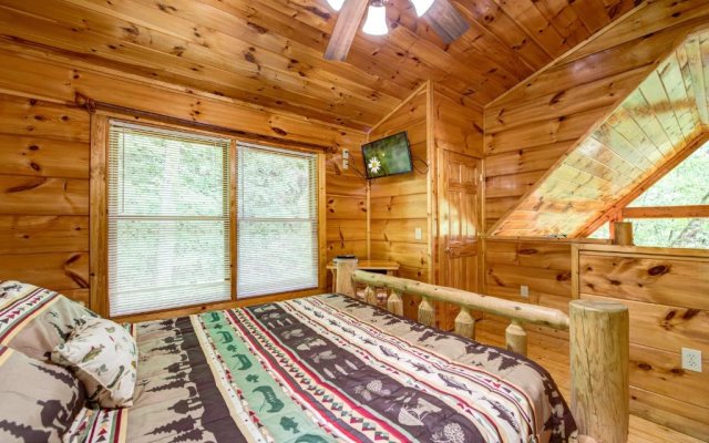 Cabin of Dreams, 3 BR, Water View, WiFi, Hot Tub, Pool Table, Sleep 8