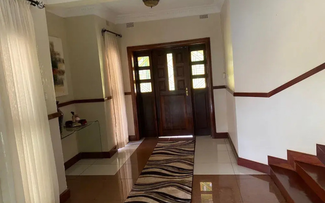 Luxurious 4 bed With Pool in Helensvale - 2255