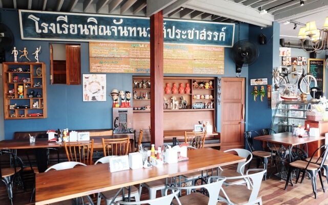 Rimrabeang Amphawa Cafe and Suite