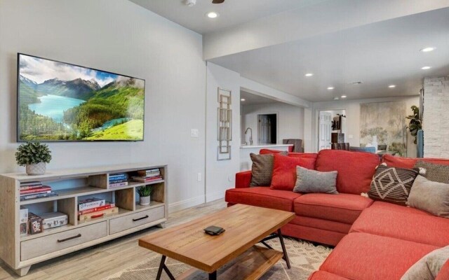 Amazing 4-bdrm W/backyard Paradise in Scottsdale!