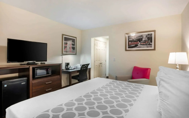 Downtown Hollywood Gardens Inn & Suites