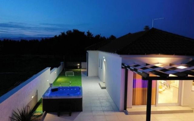Luxury Villa Sabun with Pool & Hot Tub