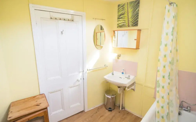 Three Bedroom Apartment Next To Pub