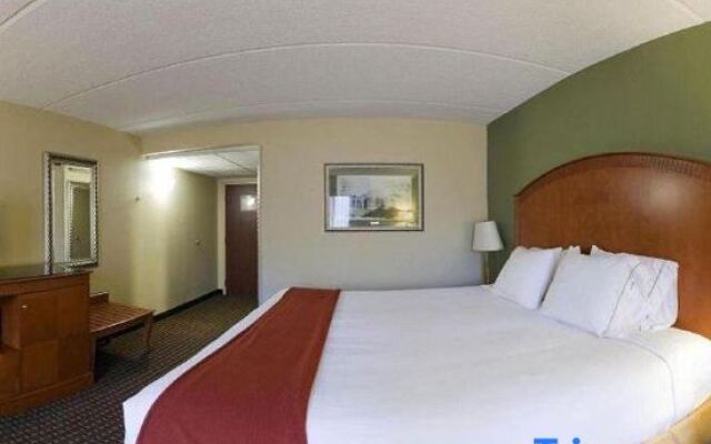 Holiday Inn Express Hotel & Suites Charlotte Airport-Belmont