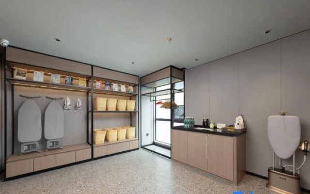 Shannan Baicheng Railway Station Yajiang Tianjie Atour Hotel