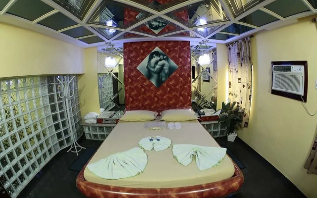 Motel Caricia (Только для взрослых)