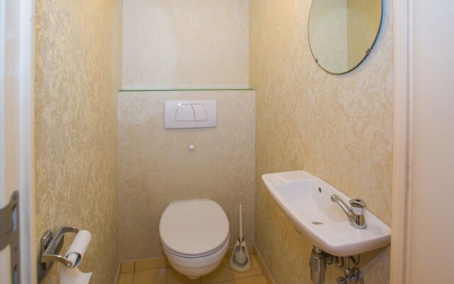 Apartment Near Zeedijk With Sea View