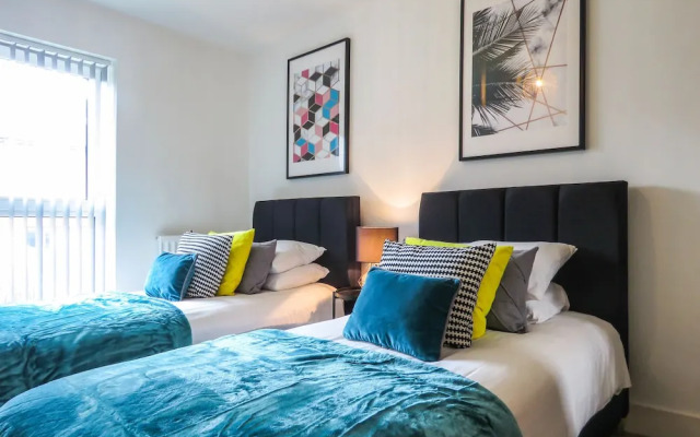 Tudors eSuites Park Central Townhouse Garden and Parking