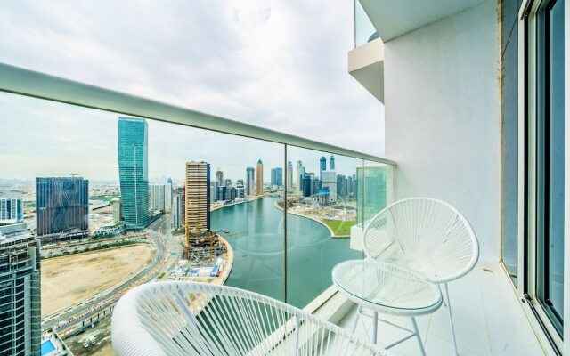 Stunning 2BR with Balcony-Canal View