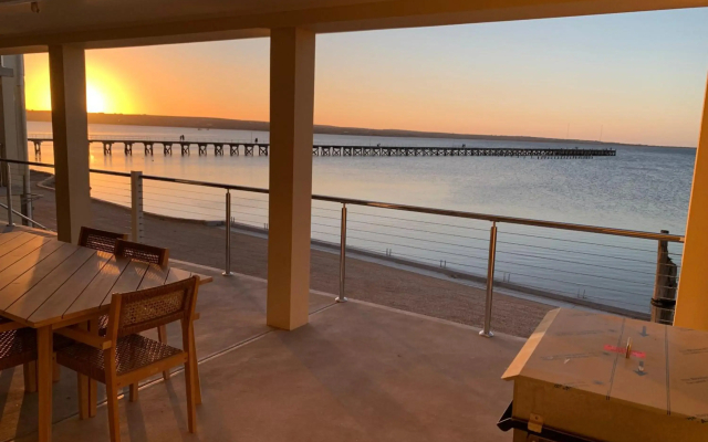 Beachside & Jetty View Apartment 1 - Admirals Apartment