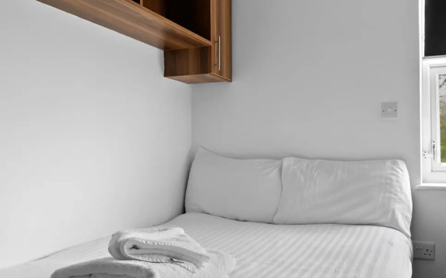 8 Bed Apartment @ Derriford Stays by Pureserviced