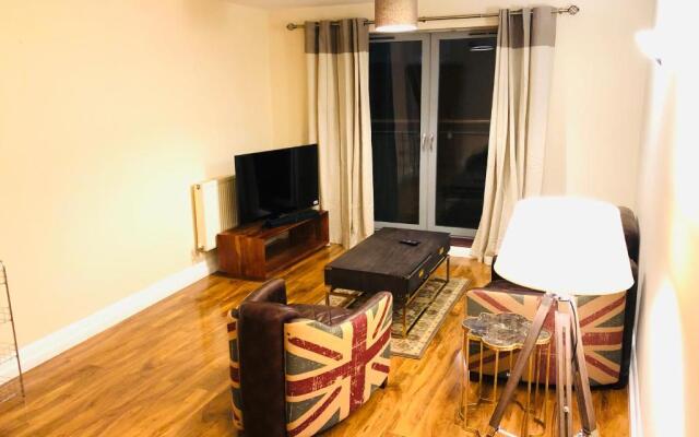 A Modern 2 Bed Luxury Apartment by River Thames
