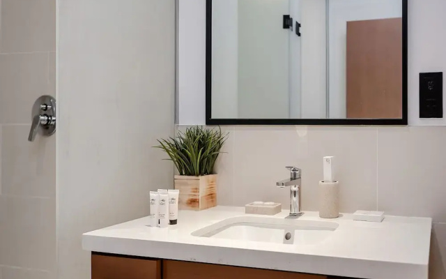 Stylish 2BR with Marina Views
