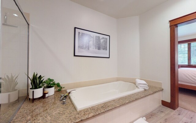 Timbers 15 Private Hot Tub, 2 Car Garage, Washer Dryer, Large Townhouse by RedAwning