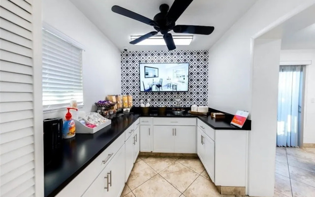 129 Fully Furnished, amenities galore! by RedAwning