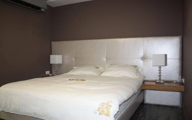 Rich Luxury Suites