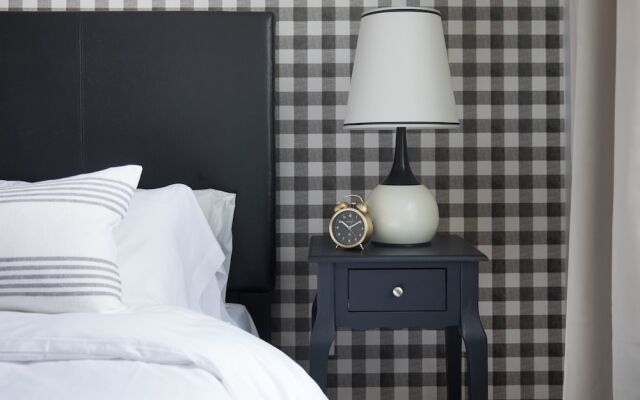 Premier Theater District Suites by Sonder