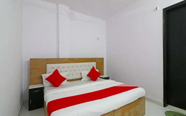 Red Carmine by OYO Rooms