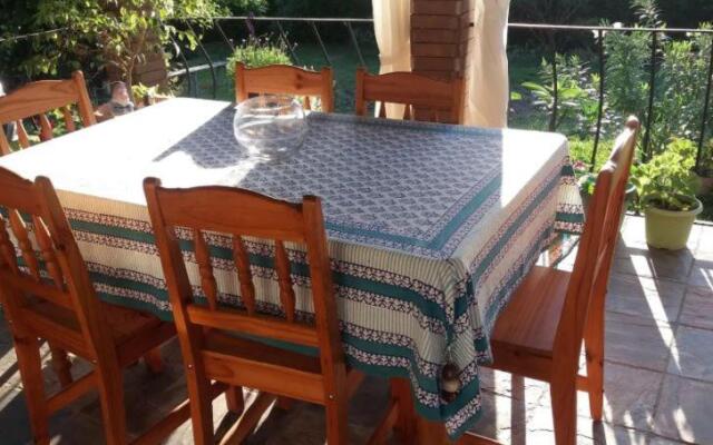 Comfy home-tropical garden & 5 min walk to beach