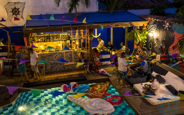 Casa del Puerto Hostel & Suites