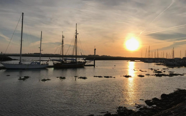 Castelo do Relógio by Férias em Figueira