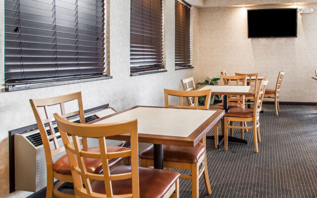 Quality Inn & Suites Outlet Village