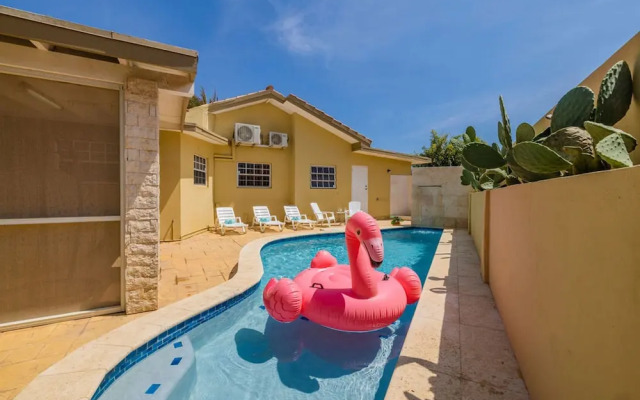 Cozy Central 4br3ba Home w Pvt Pool Largegarden