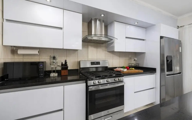 Beautiful 3br4ba Amazing Location w Private Pool