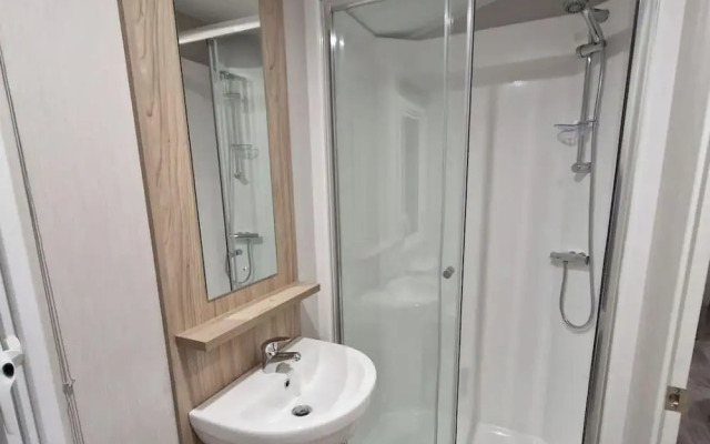 Family Caravan - Sleeps 6 - Pet Friendly - Parking