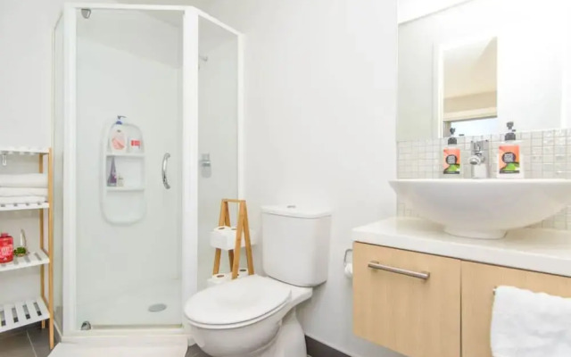 Modern 2 Bedroom Apartment in the CBD