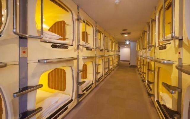 Sauna and Capsule Hotel Hollywood– Male Only