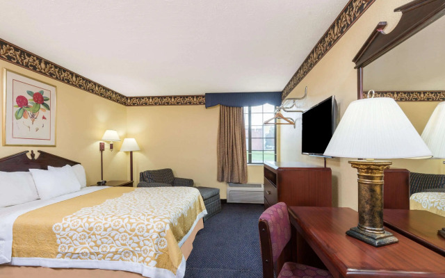 Days Inn & Suites by Wyndham Youngstown / Girard Ohio