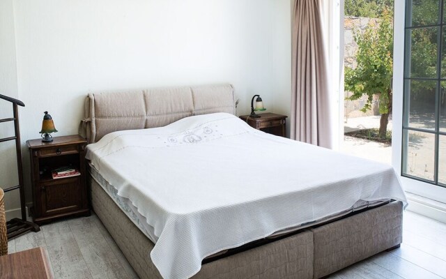 Important Group Villa Daisy