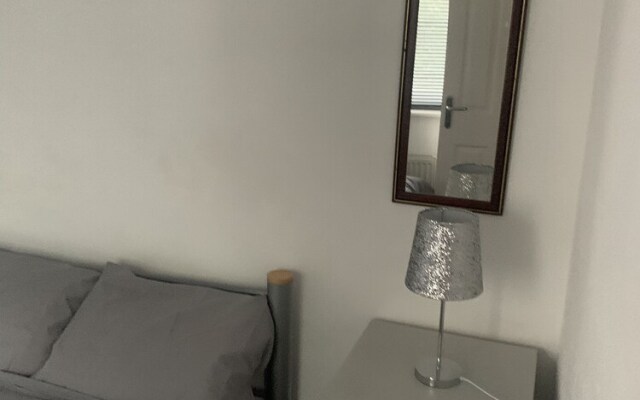 Impeccable 4-bed House Next Door to the Liberty